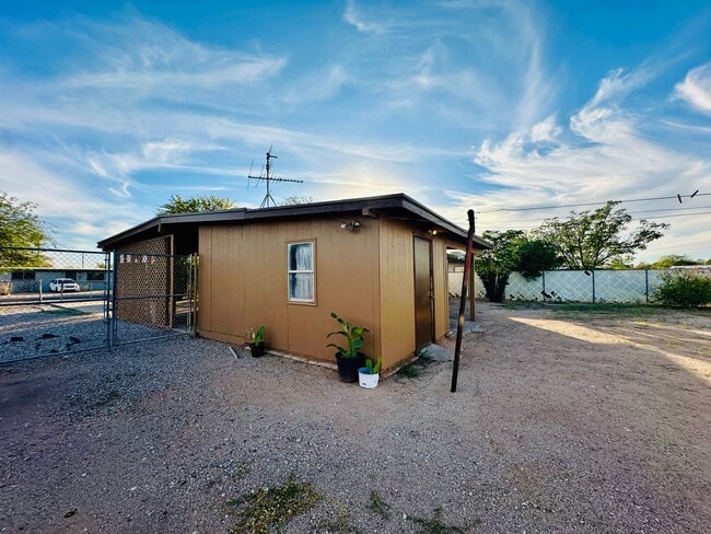 Building Photo - 2 Bedroom Renovate House! Large Yard and C...