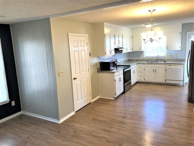 Building Photo - SW Large Brick Home, Updated Kitchen & Bathrooms, Wood Like Flooring, Fenced Yard!