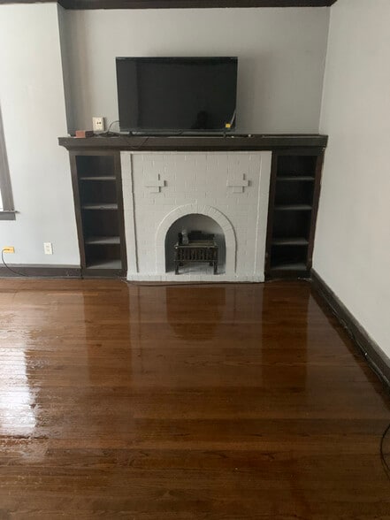 Building Photo - 8433 S Green St