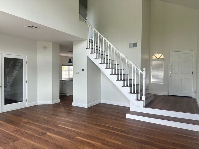 Building Photo - Available NOW 3 Bed with Bonus Office Space