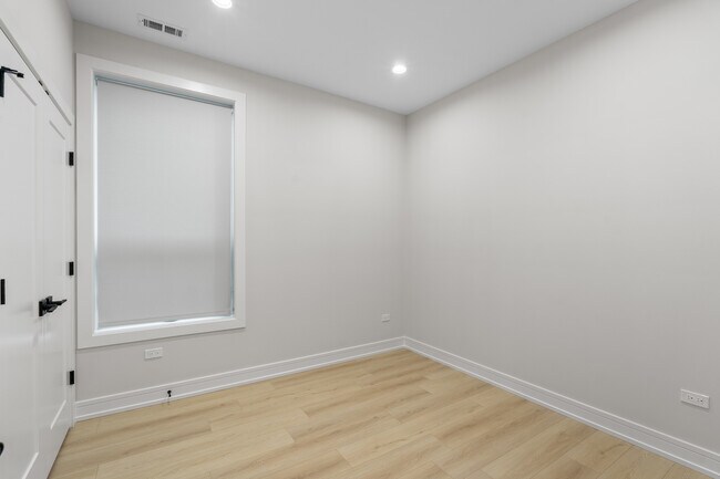 Building Photo - 5000 S Prairie Ave