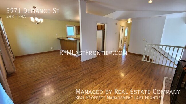 Building Photo - Gorgeous 4 Bedroom and 2 Bath Home w/ Fenc...