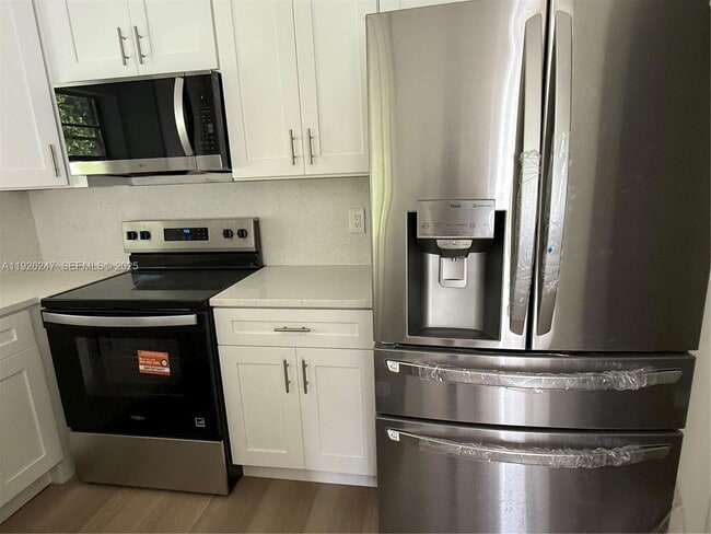 Building Photo - Woodgate Court, Sunrise, FL 33326 - 3 BR 2 BA villa