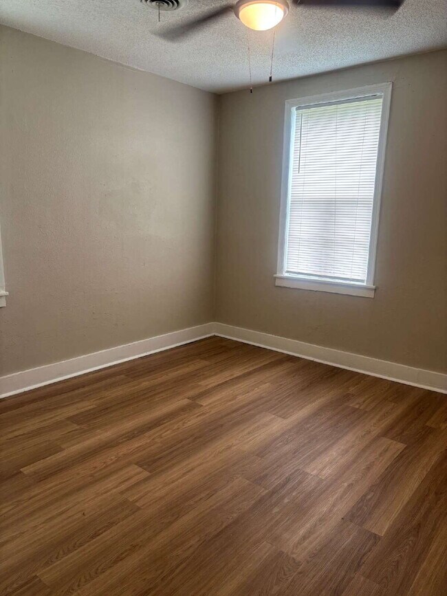Building Photo - Charming 3 Bed/1 Bath Available Now