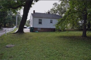 Building Photo - 210 Oakview Rd