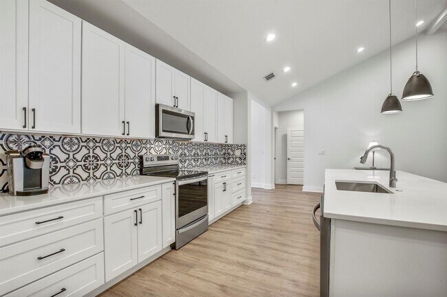 Building Photo - 6509 Shady Ln
