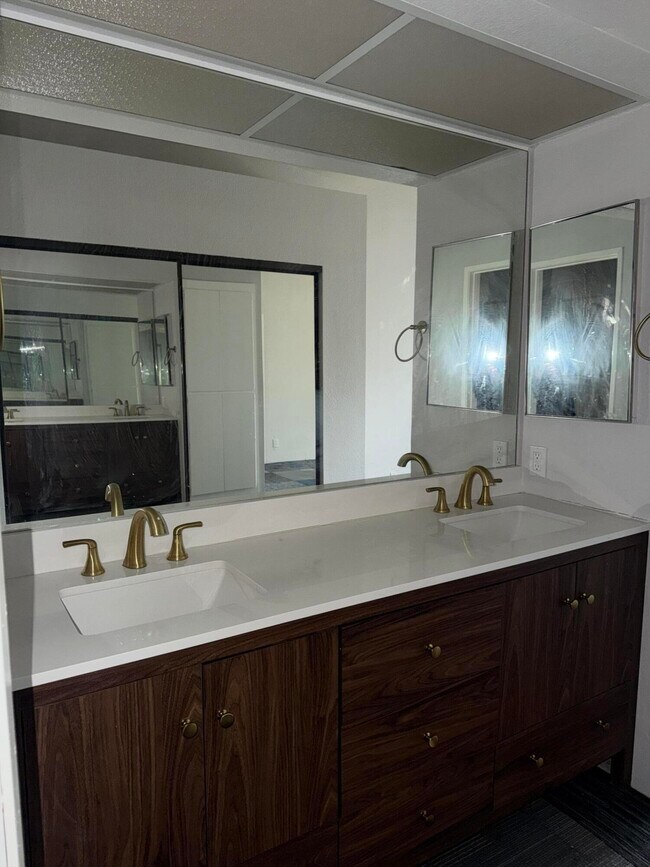 Building Photo - 2701 E Mesquite Ave