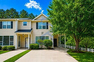 Building Photo - Feel at Home – 3BR/2.5BA with Easy Access to Local Amenities