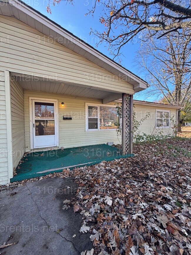 Building Photo - $1,100 - 3 bedroom 1 bathroom - Single Family Home