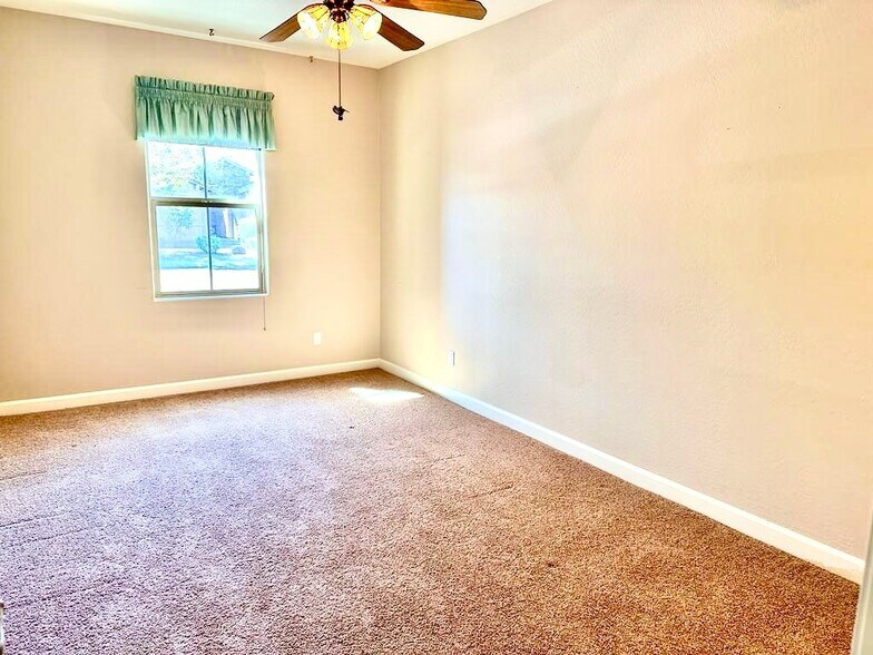 Building Photo - 722 E Sipapu Dr