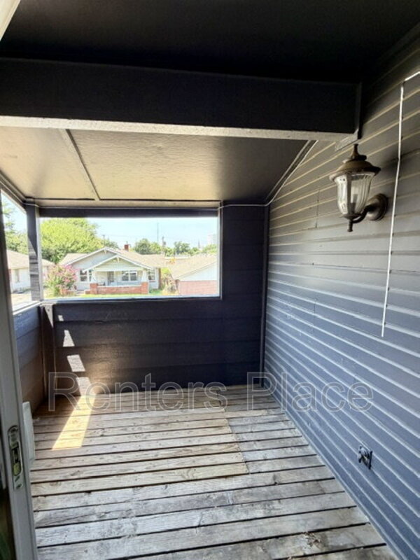 Building Photo - 1207 S Quaker Ave