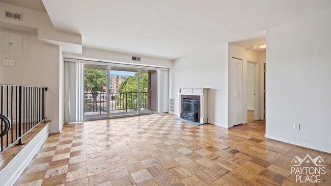 Building Photo - Spacious Condo minutes away from College Park campus