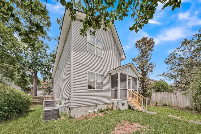Building Photo - Charming 3BR/2.5BA Home with 2-Car Garage & Fenced Yard in Citadel Woods — West Ashley