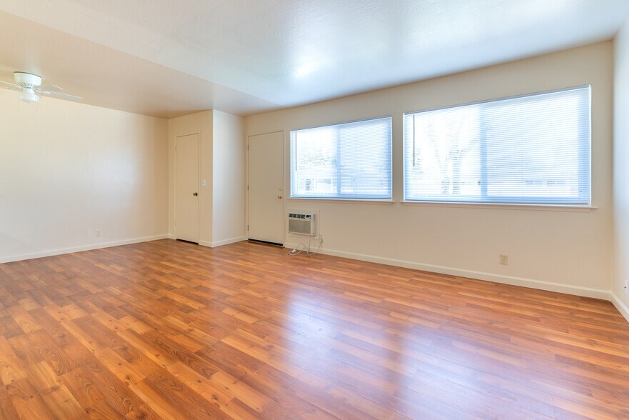 Building Photo - 4041 Park Center Ln