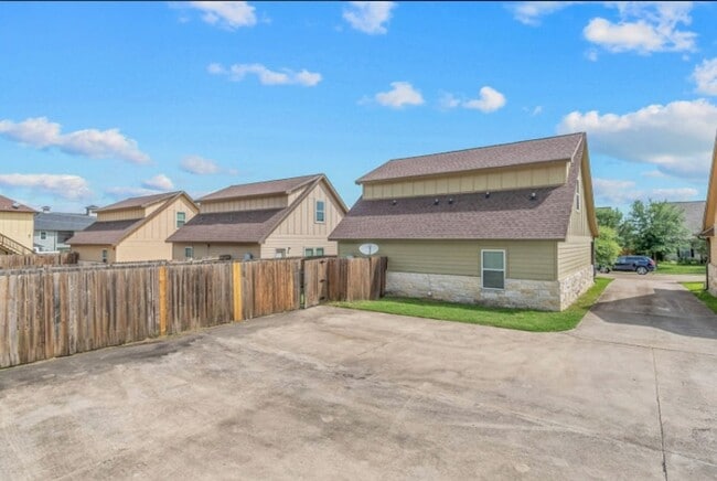 Building Photo - August Pre-Lease!! 4 Bedrooom/4 Bathroom C...