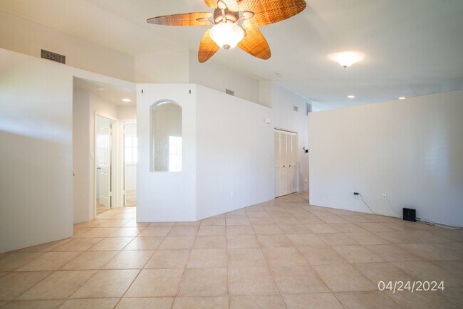Building Photo - 3 BD/2 BA Home with Enclosed Garage in Ewa Beach (Pets ok)