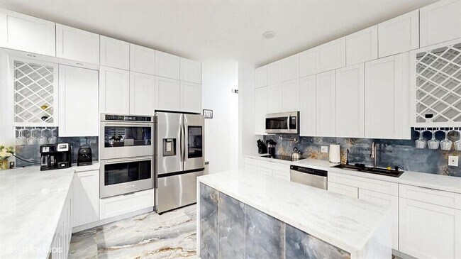 Building Photo - 15700 Carrera Ln