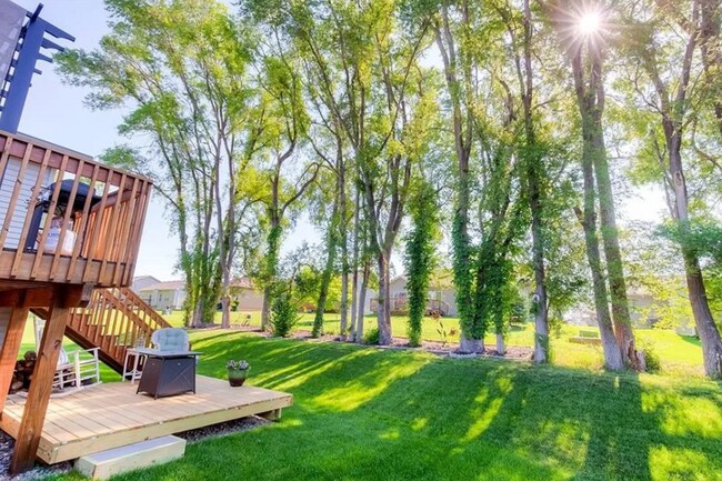 Building Photo - 5805 Pine Ct