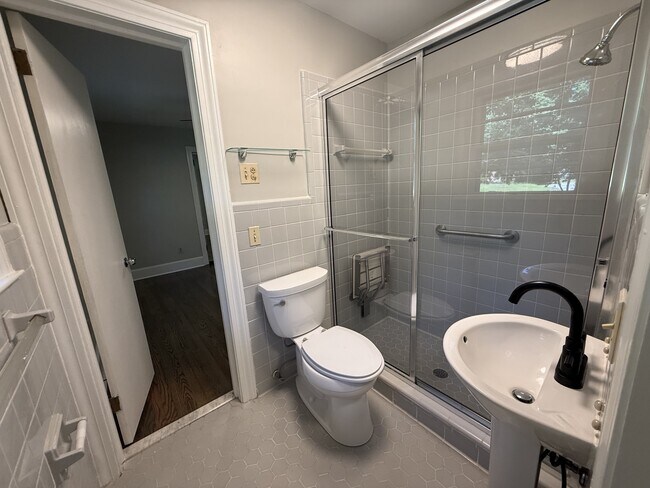Building Photo - 207 Belvedere Dr