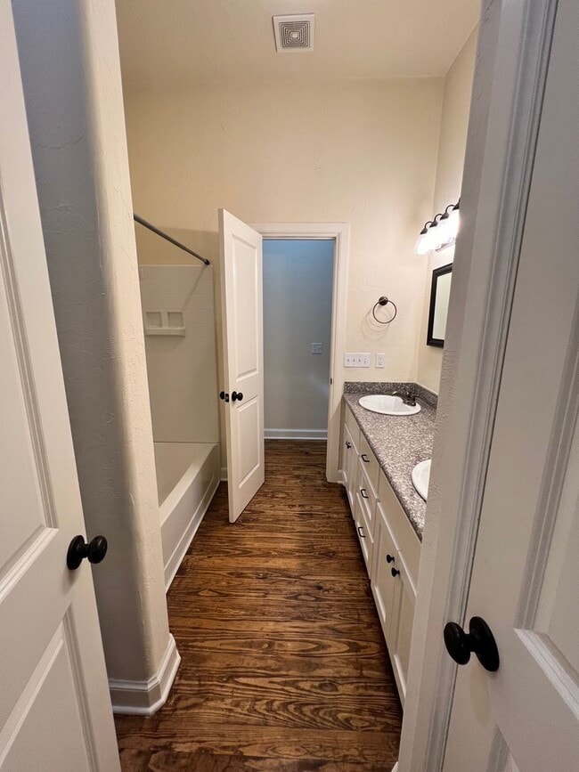 Building Photo - 2 bedroom 1 bath house