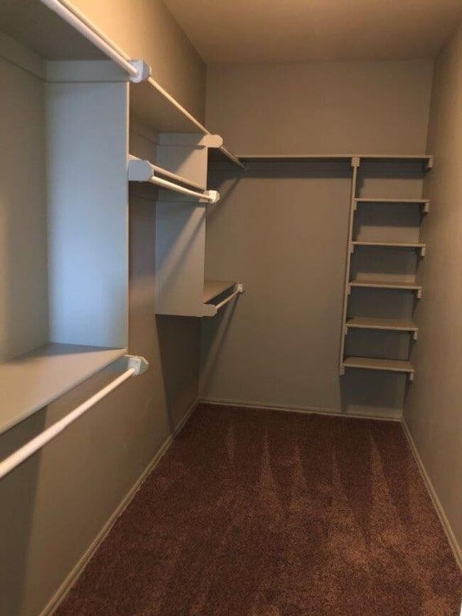 Building Photo - $200 off your move in by May 15th! Located in Edgewood Manor and in Mustang School District!, Nea...