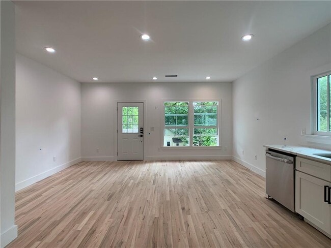 Building Photo - 556 Seal Pl NE