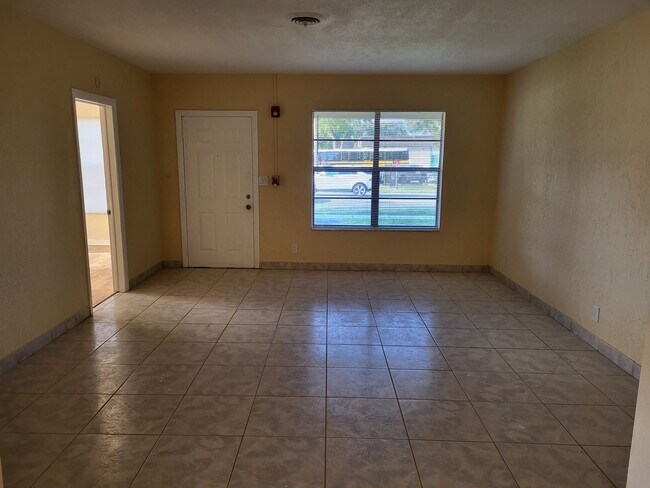 Building Photo - Renovated 4/2.5 Home with garage and large private backyard