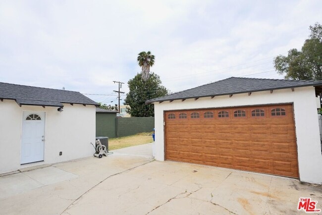 Building Photo - 2334 S Garth Ave