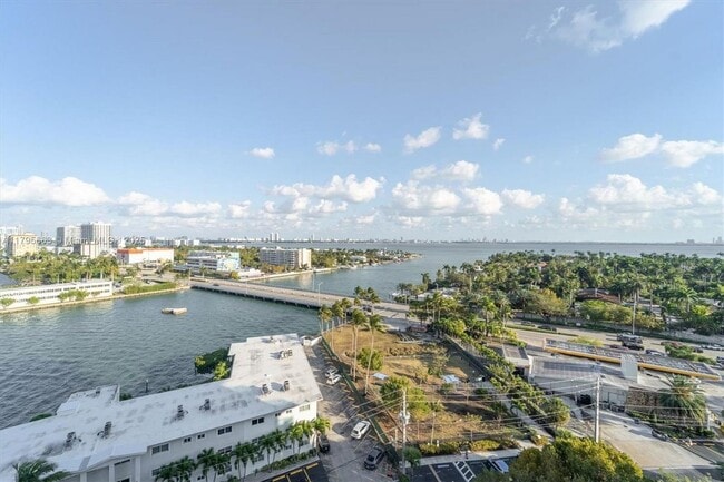 Building Photo - 7910 Harbor Island Dr
