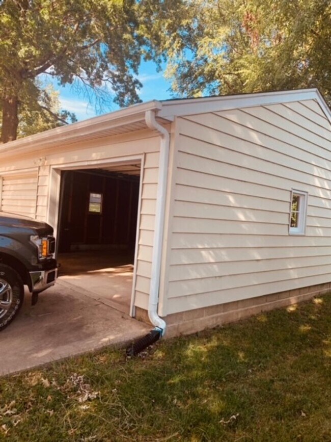 Building Photo - 3 BEDROOM 2 BATH DUPLEX Short Term Leasing!