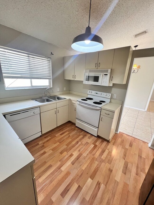 Building Photo - COZY 3 BEDROOM, 2 BATH HOME WITH TILE & LAMINATE THROUGHOUT, PRIVATE SCREENED PATIO