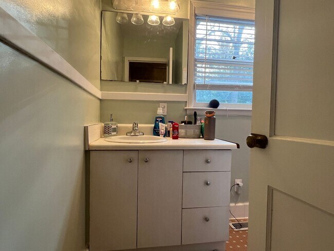 Building Photo - Cute Home in Midtown