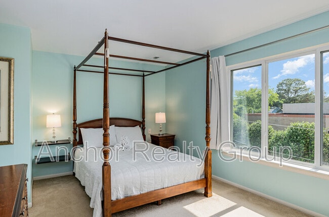 Building Photo - 304 28th St