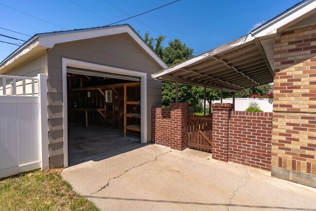 Building Photo - 4 Bedroom 2 Bath