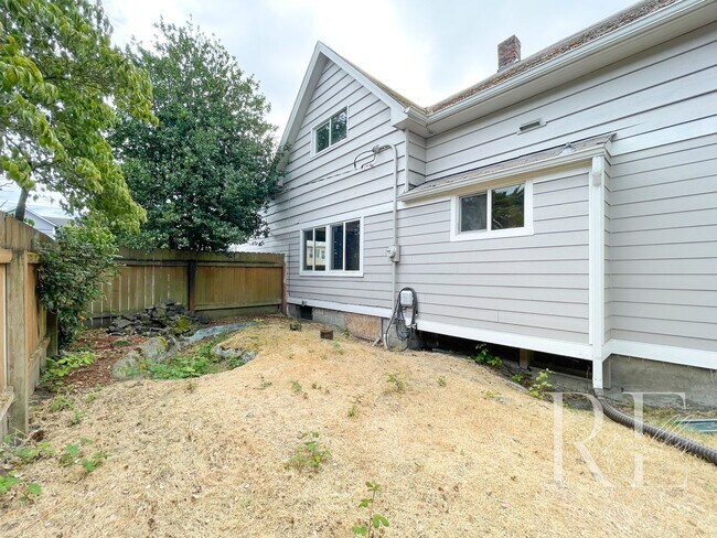 Building Photo - 3BR Bremerton Home with Vintage Charm & Mo...