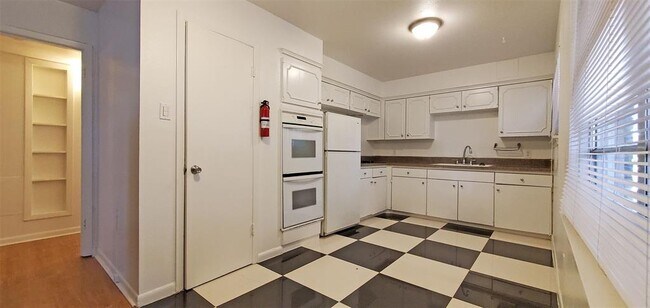 Primary Photo - 1023 Lyndon St
