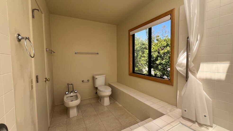 Building Photo - 10 Whitewater
