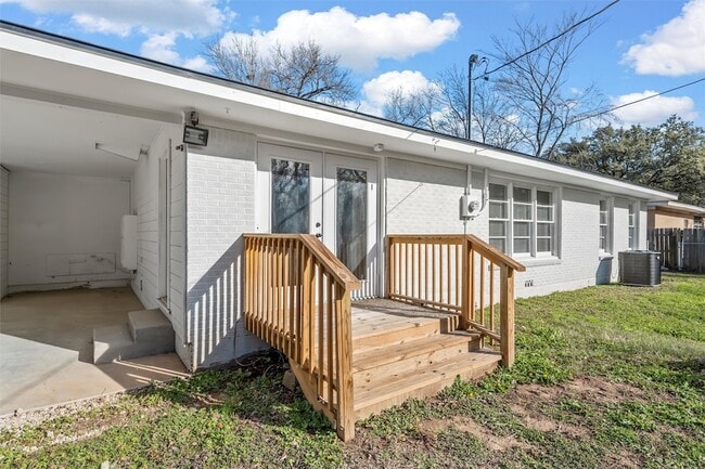 Building Photo - 2416 Lake Air Dr