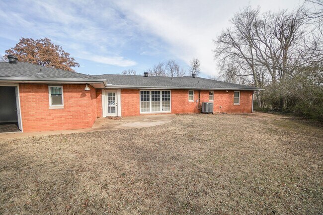 Building Photo - 906 Carey Dr
