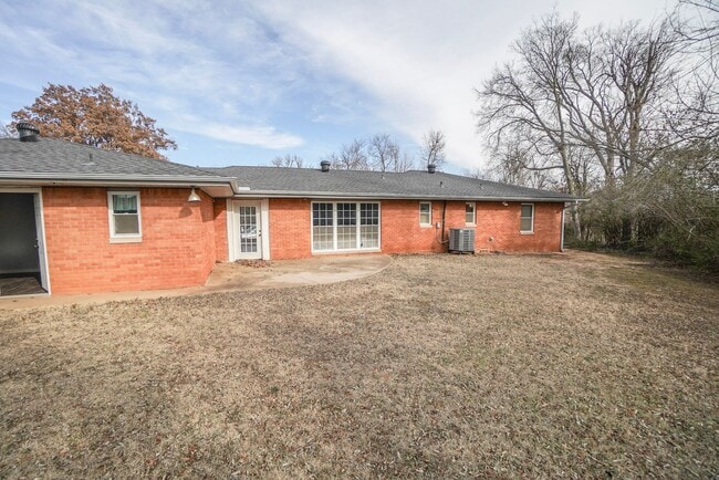 Building Photo - Must see 3 bed, 2 bath home near the University of Oklahoma campus.