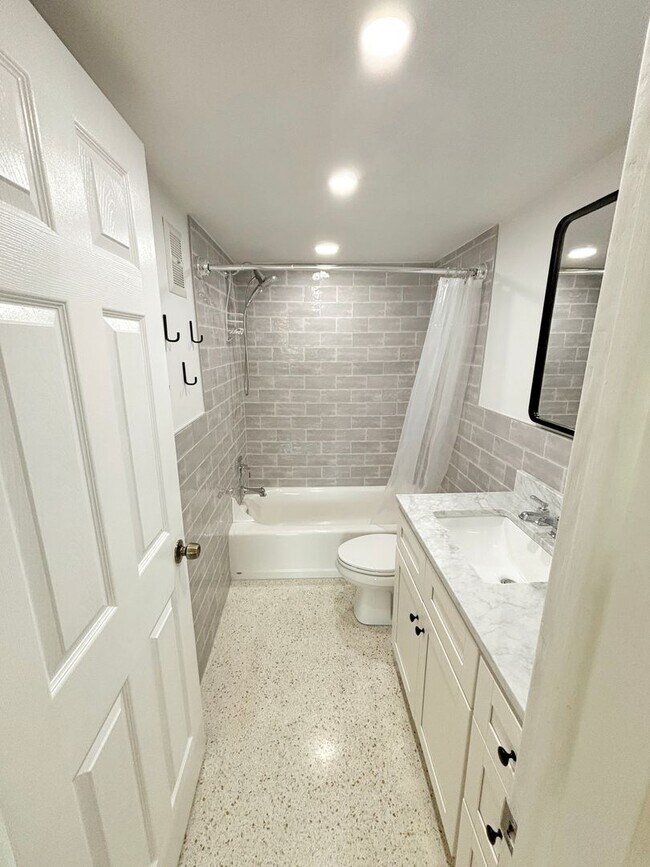 Building Photo - Fully Furnished 2 Bedroom 2 Bath St. Pete ...