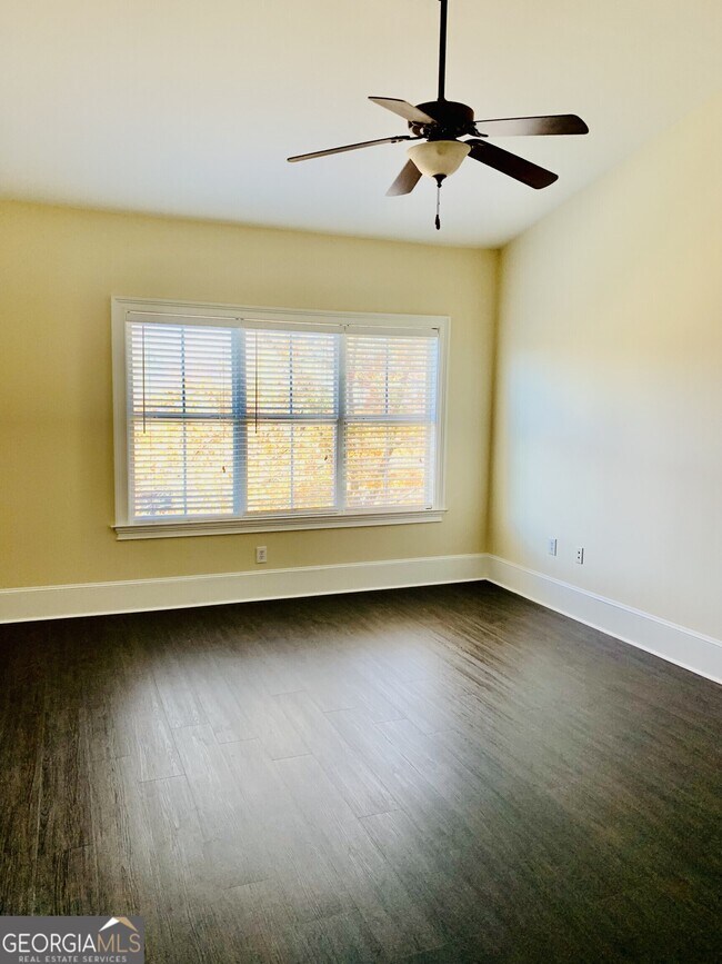 Building Photo - 5460 Glenridge View NE