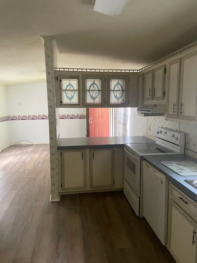 Building Photo - Two Bedroom Mobile Home in Quiet Setting