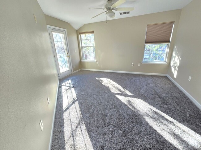 Building Photo - Fresh 2 bedroom, 2 bathroom condo located in Meadows on the Parkway in the heart of Boulder.