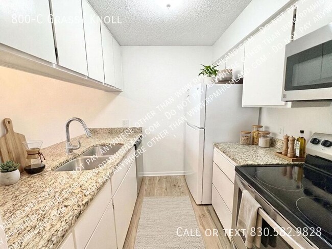 Building Photo - 800 Grassy Knoll