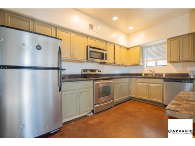 Building Photo - Perfect Roommate rental for University of ...