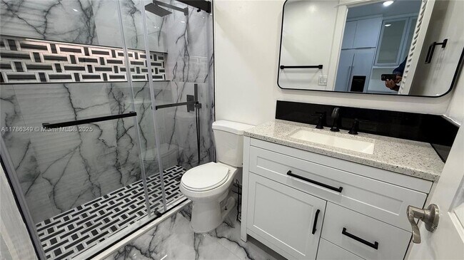 Building Photo - 999 Brickell Bay Dr