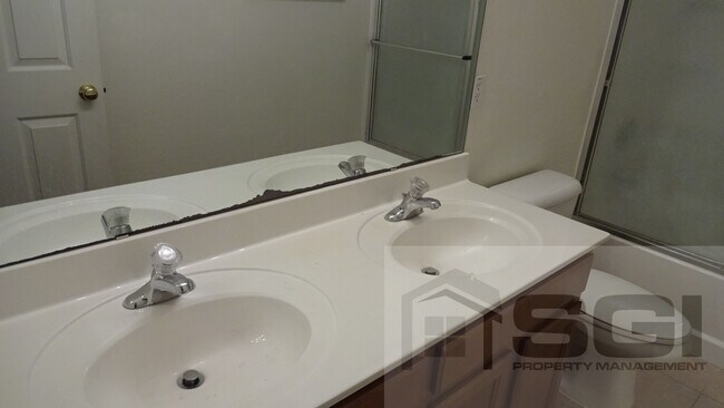 Building Photo - Beautiful split floorplan in a great neigh...