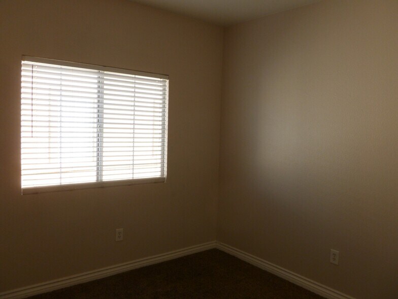 Building Photo - 3400 Cabana Dr