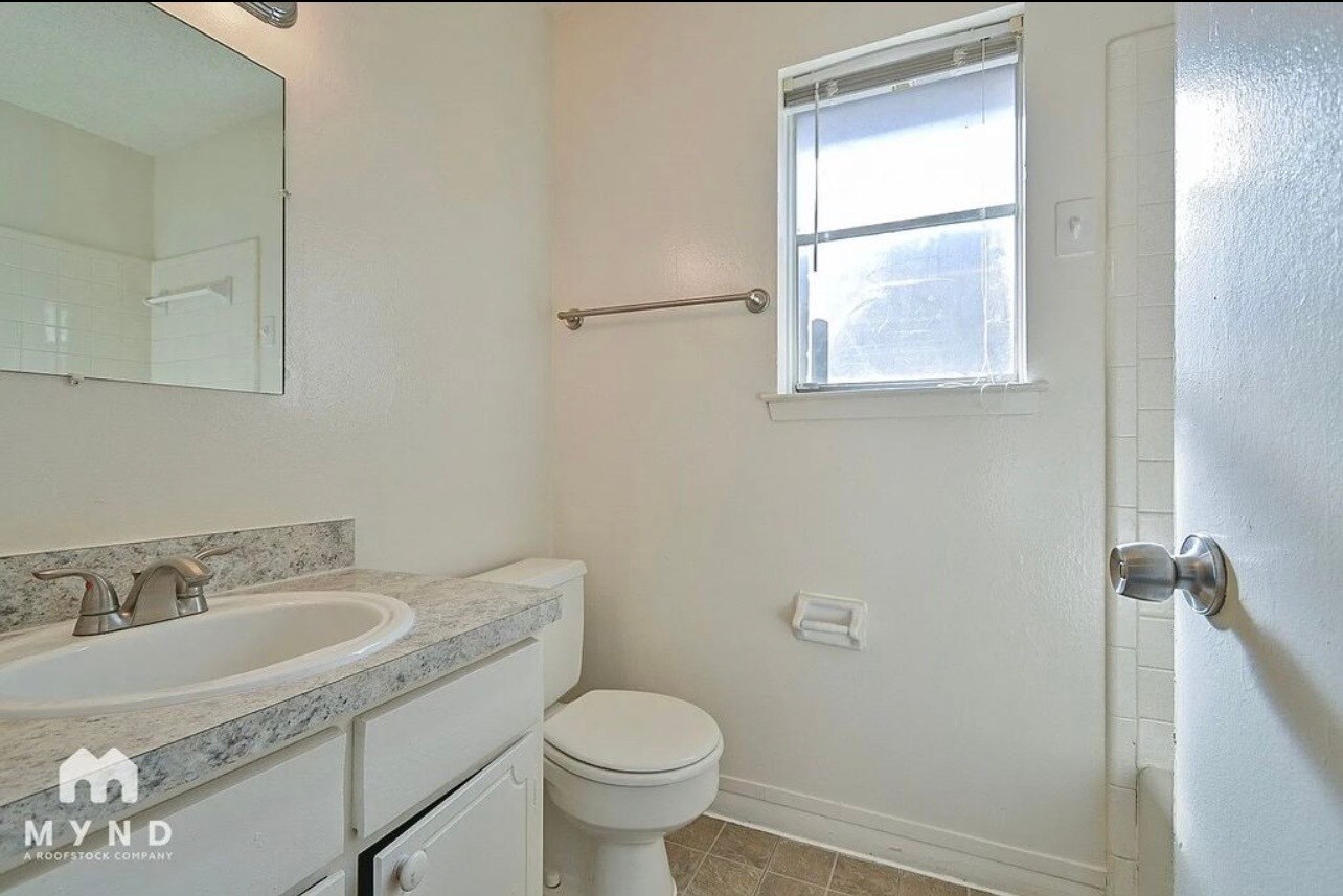 Bathroom - 712 Meadowglen Dr